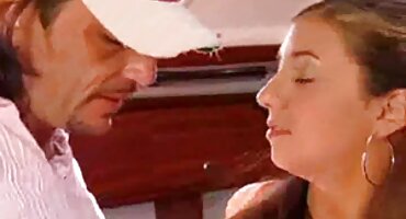 Dečki su skinuli mladu djevojku seks sa dlakavim zenama u noćnom klubu i odveli je u kolibu za analni gangbang