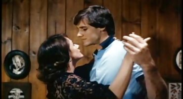 Muž je stavio svoju ženu pod veliki kurac porno debele dlakave crnog čovjeka