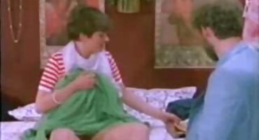 Tattooed djevojka uzima u zbijeno rupica veliki kurac momak dlakave babe porno