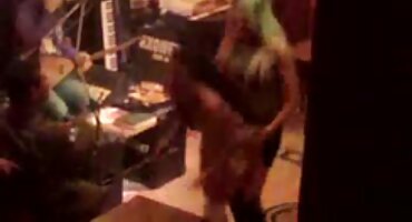 Uzbuđen čovjek teško gleda na porno dlakave mame seksi Djevicu u uskoj magarca