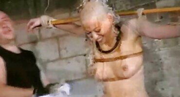 Blizanci su doveli sramežljivu porno dlakave mame sestru da se ševe s agentom