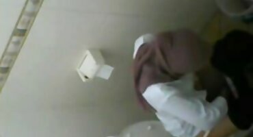 Crna mama s porno čupave tetovažama ljutila se na seks sramežljivog crnca