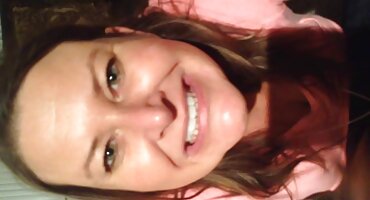 Teen slike dlakavih picaka širi njezine noge ispred pumped maser i fucks ga u ulju