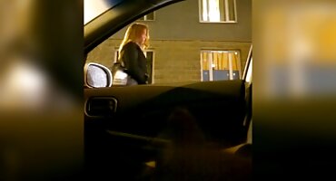 Drska drolja rogonja pornici sa dlakavim pickama momak sa svojim prijateljem