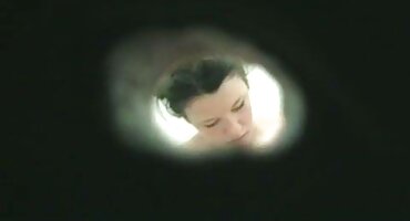 Mala tamnokosa žari porno cupave dupe na kurac čvrstog plivača na bazenu