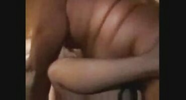 Prsata šef i mladi dlakava porno menadžer jebu u zatvorenom uredu