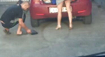 Djevojka dlakave matorke porno je okrenula veliku guzicu na bazenu i predala se susjedu